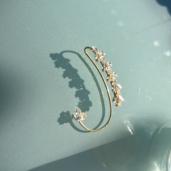 NWOT Ear cuff gold with rhinestone clear studs - Picture 2 of 4